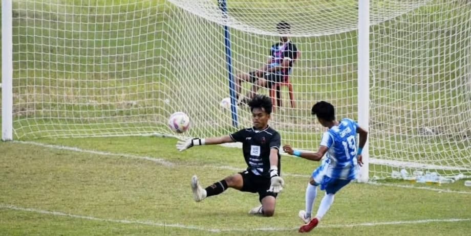 Pemain PSP Gibran Tito saat mencetak gol ke gawang GMR